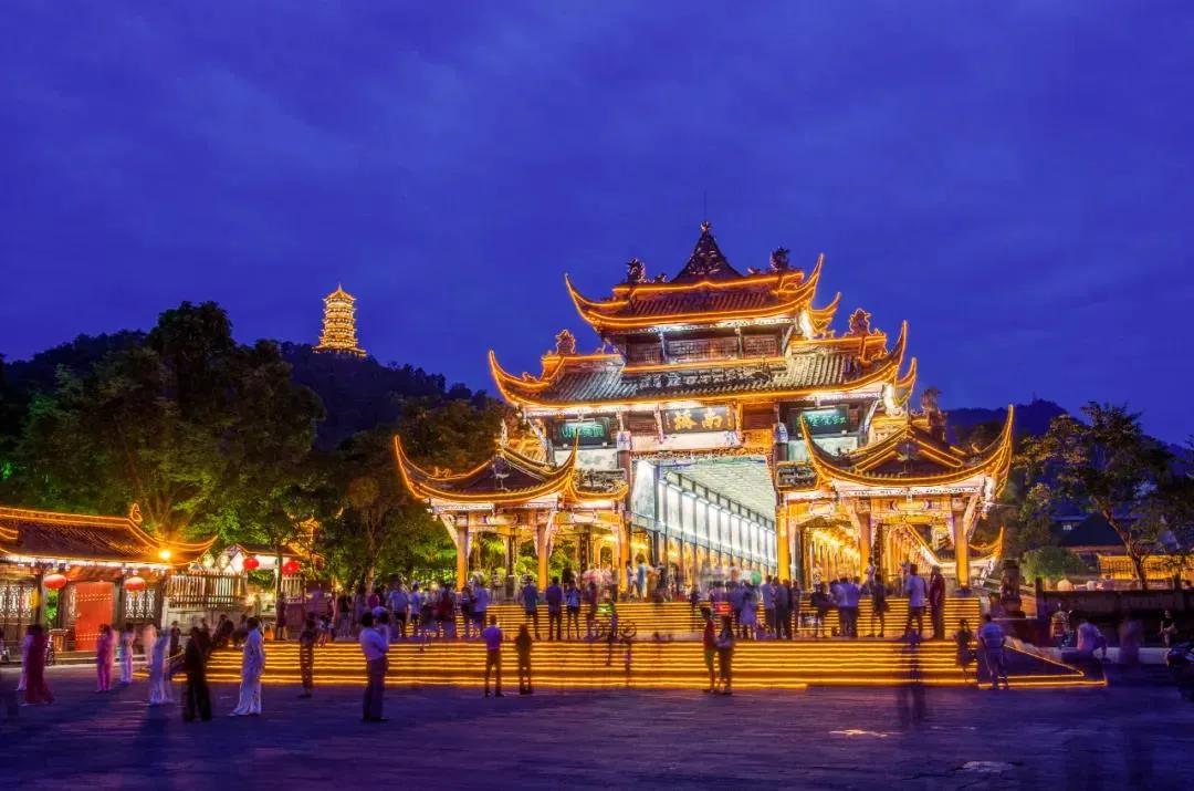 城市视察城市生活,都江堰城市特点