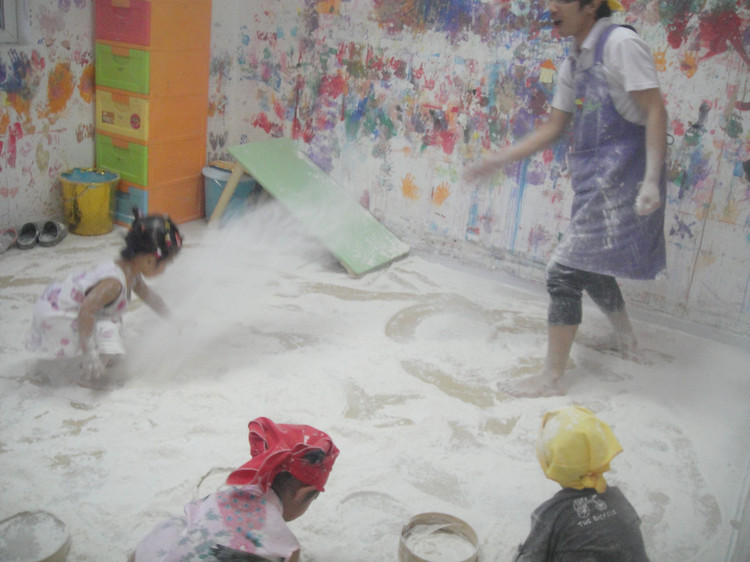 小孩玩面粉可以吗,家里有小孩关注看护不离视线