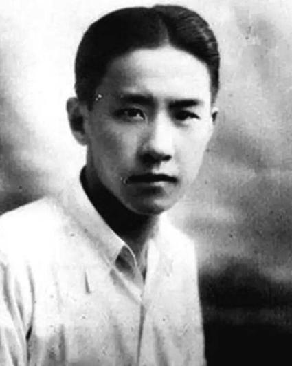 北海碧瓦红楼中，曾深藏一段凄美的爱情，是谁的泪水在敲打朱窗？