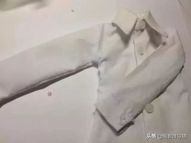 白衣服发霉怎么恢复原色,白衣服发霉了怎么洗得干净