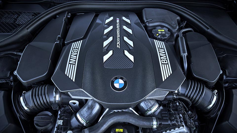 试驾宝马8系四门轿跑黑武士,新款宝马8系四门轿跑试驾