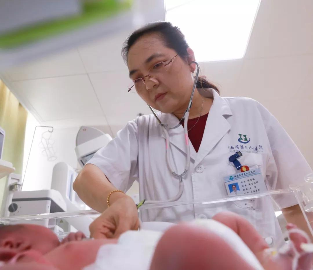 危重头生儿救治中心成功视频,医院新生儿重症