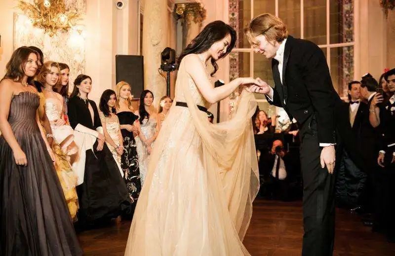 嘲笑拼二手*袜丝**？你根本不懂“装名媛”的财富经