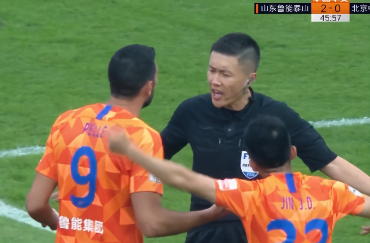 鲁能球员怒怼球迷视频,鲁能全队炮轰判罚