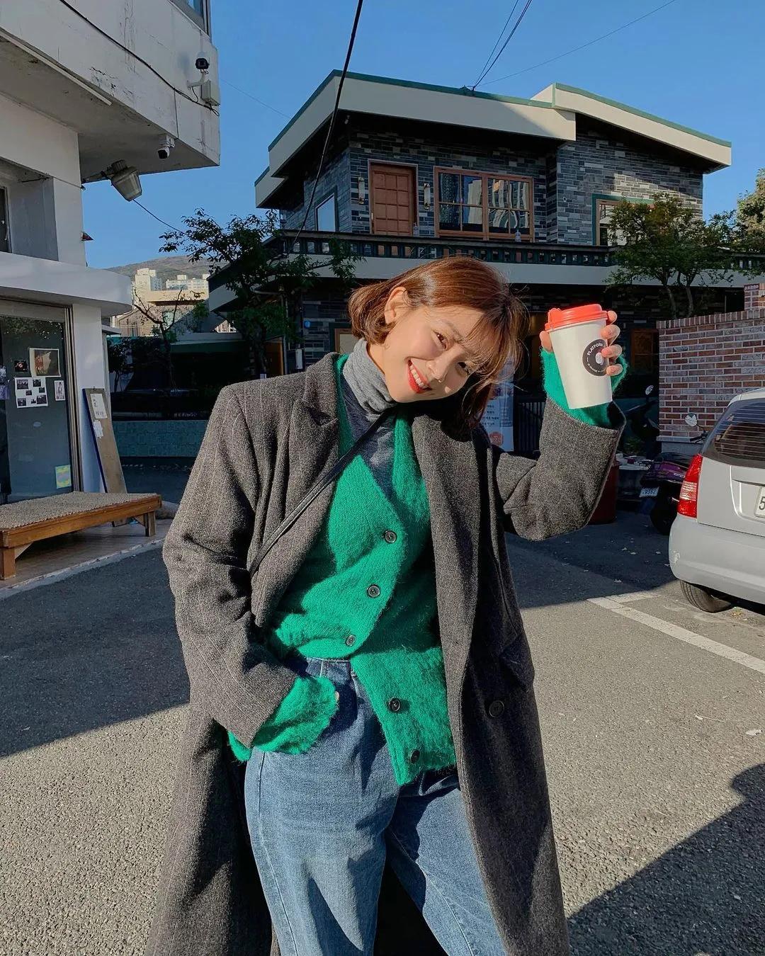 冬款大衣搭配连帽毛衣,大衣内搭毛衣裙冬中长款