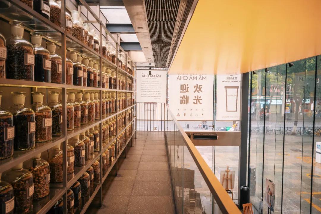 把繁华踩在脚下，将吃喝囊括周边。去长沙要住地标里