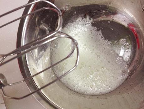 做蛋糕总回缩？原来是没有掌握好窍门，分享3个干货，蛋糕更香软