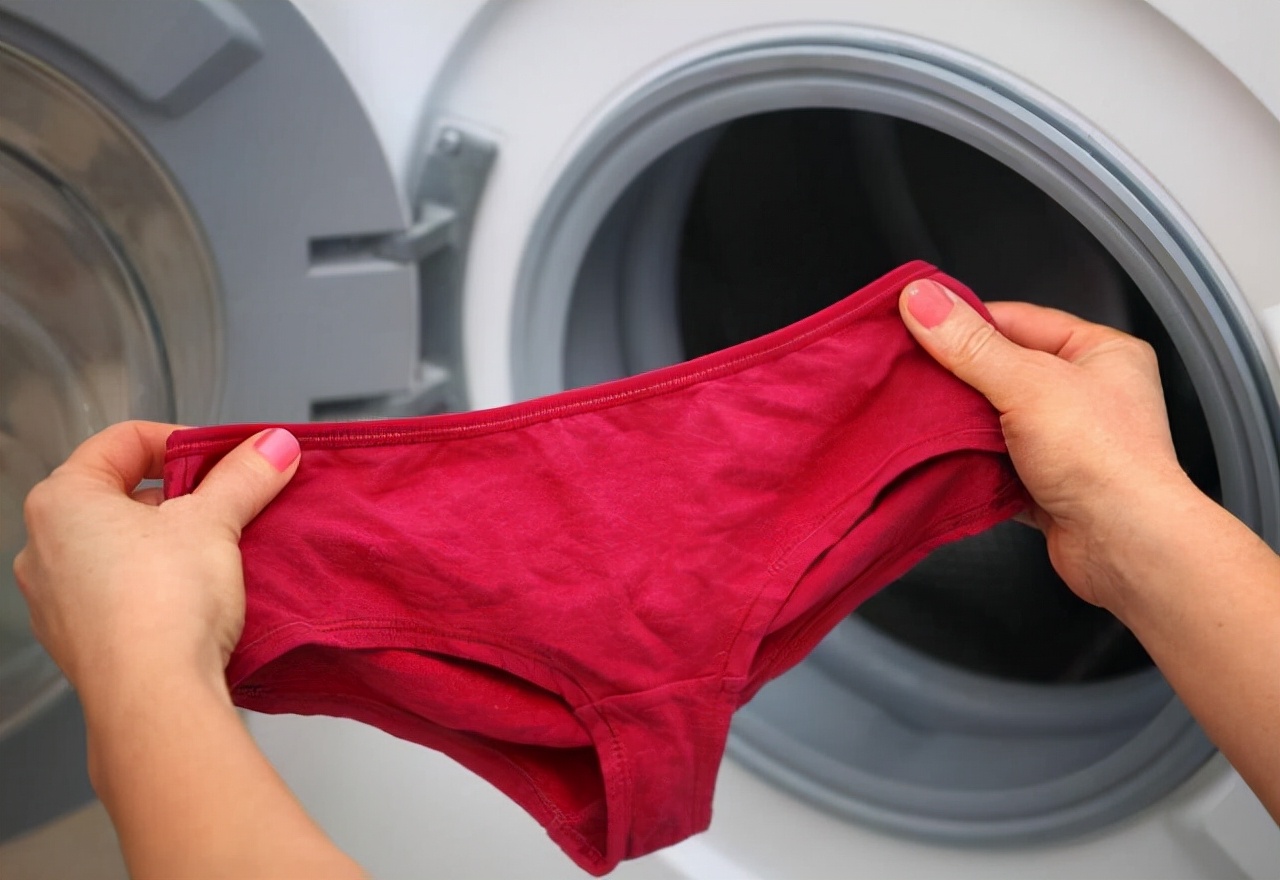 女性裤子上有黄色的东西正常吗,内裤上有黄红的分泌物是怎么回事