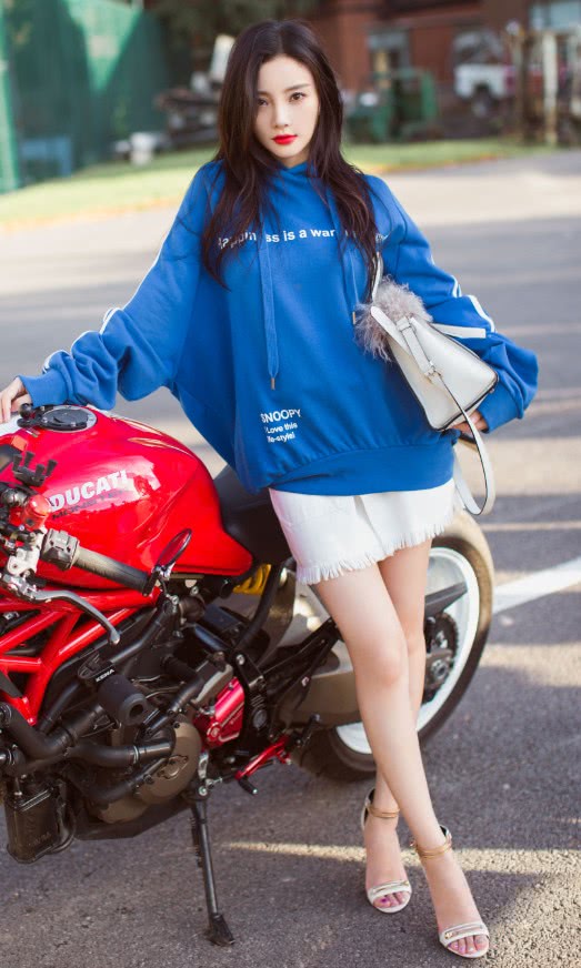 冉莹颖穿10小时高跟鞋，脱鞋后“触目惊心”，女人为了美真是拼了