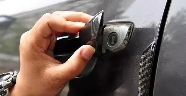 钥匙拧不到位打不着火怎么办,钥匙有电打不开门点不了火