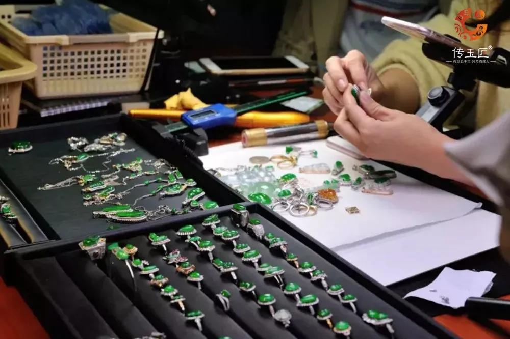 和田玉水中采直播,和田玉水里捞直播