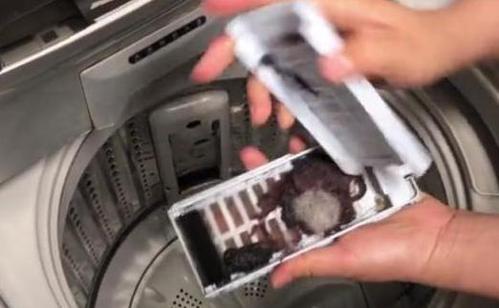 衣服混洗沾满毛絮怎么去除,衣服洗完粘毛了处理小妙招