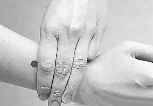 膝盖外侧骨痛按什么穴位,膝关节肩关节痛中医辨证