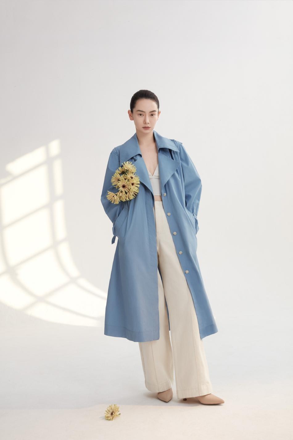 秋季搭风衣穿的鞋子,深蓝色风衣怎么搭配裤子和鞋子