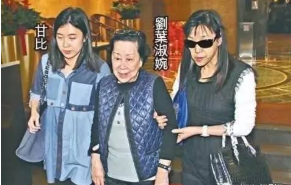 她16岁辍学，20岁当狗仔，未婚产下一儿一女后，37岁终成豪门阔太