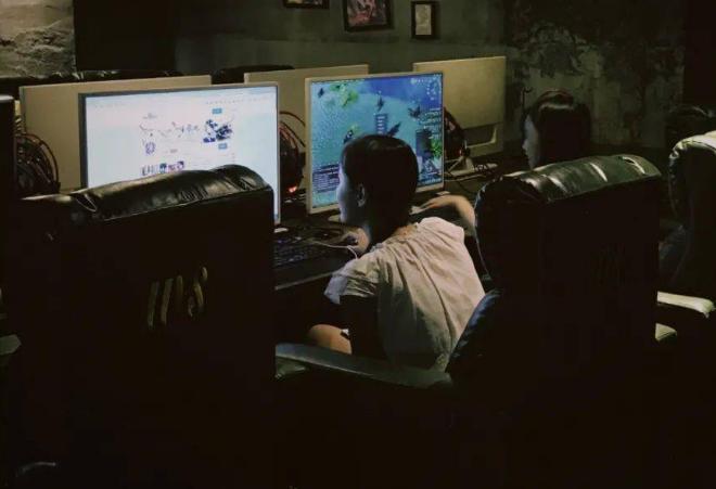 985大学生半夜打游戏,大学生宿舍通宵打游戏