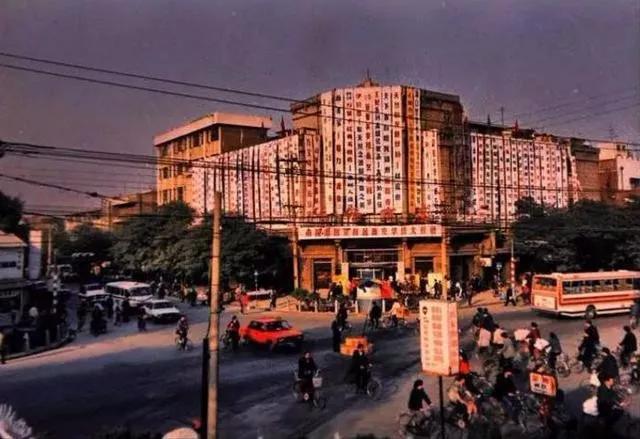 钟楼商圈现在怎么样了,曾经的钟楼商圈为何一去不复返