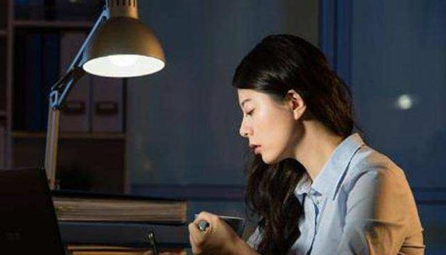 头发变脆容易断怎么回事,头发容易断用什么洗发水