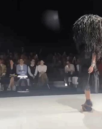 大饰所趋？不，现在时尚圈流行迷你套，连李佳琦都带货了