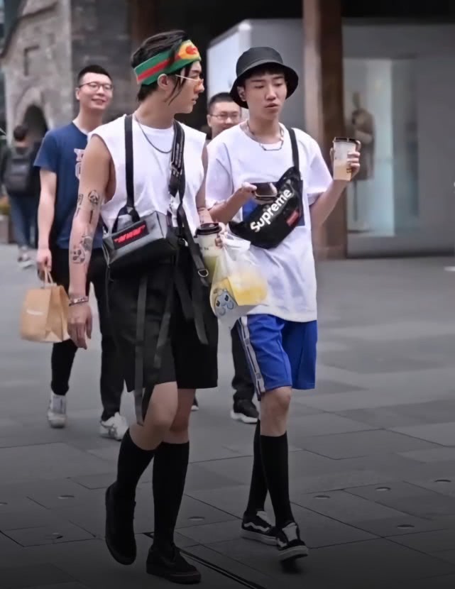 本以为女生穿长筒袜很潮，直到看见这两小哥哥，后面直男都笑了！