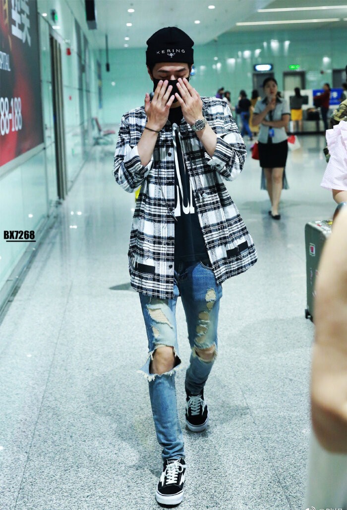 王一博今日穿搭,王一博穿搭从放荡不羁到温婉居家