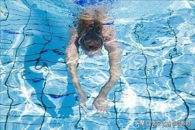 初学者如何学好蛙泳的技巧,抬头蛙泳如何快速入门