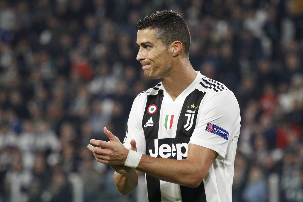 三人相撞，C罗不惧受伤，这样一个“硬汉”C罗，依然让人又爱又恨