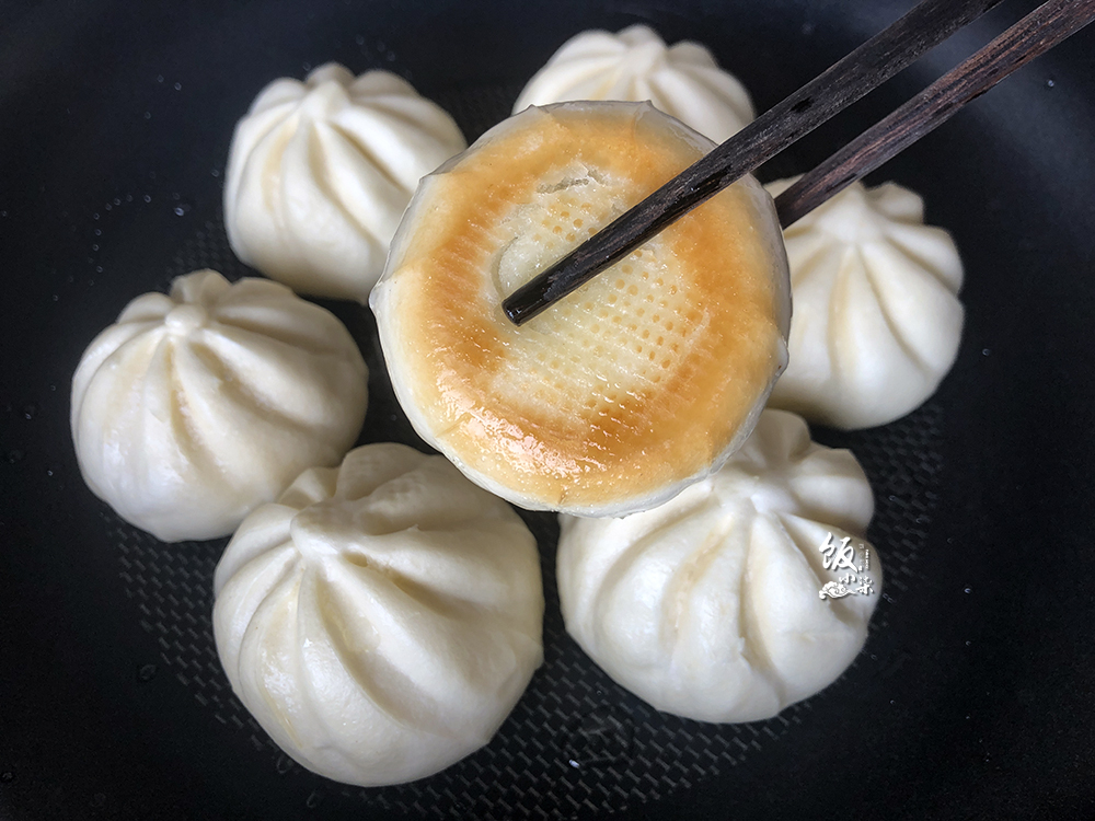 水煎包怎么做底部更酥脆？大厨：别只加清水，教你一招，酥脆好吃