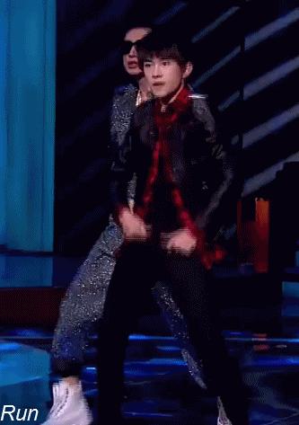 易烊千玺露半面脸,易烊千玺红衣顶胯舞