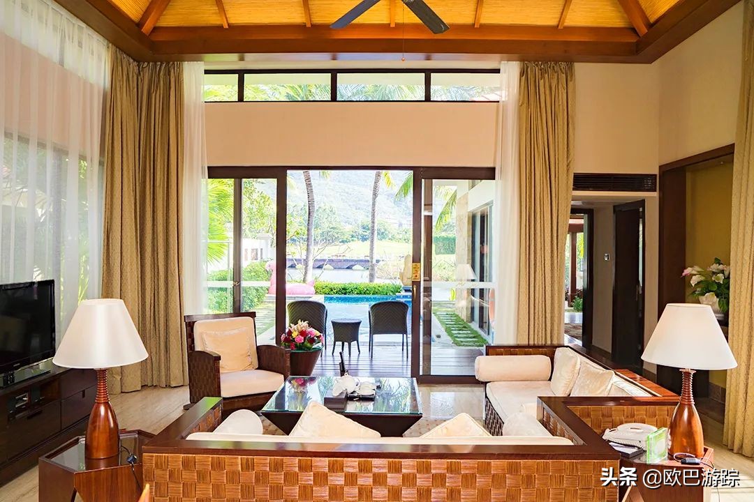 三亚维景度假酒店，占地100000多平米，位于天下第一湾的亚龙湾