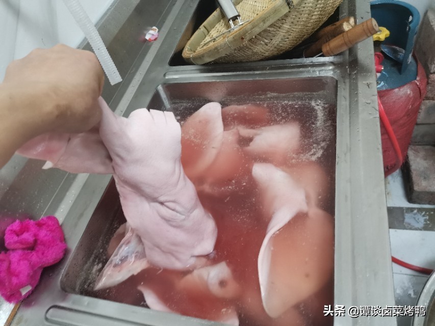 卤菜猪耳朵变黑是什么原因,卤菜第2天变黑了怎么办