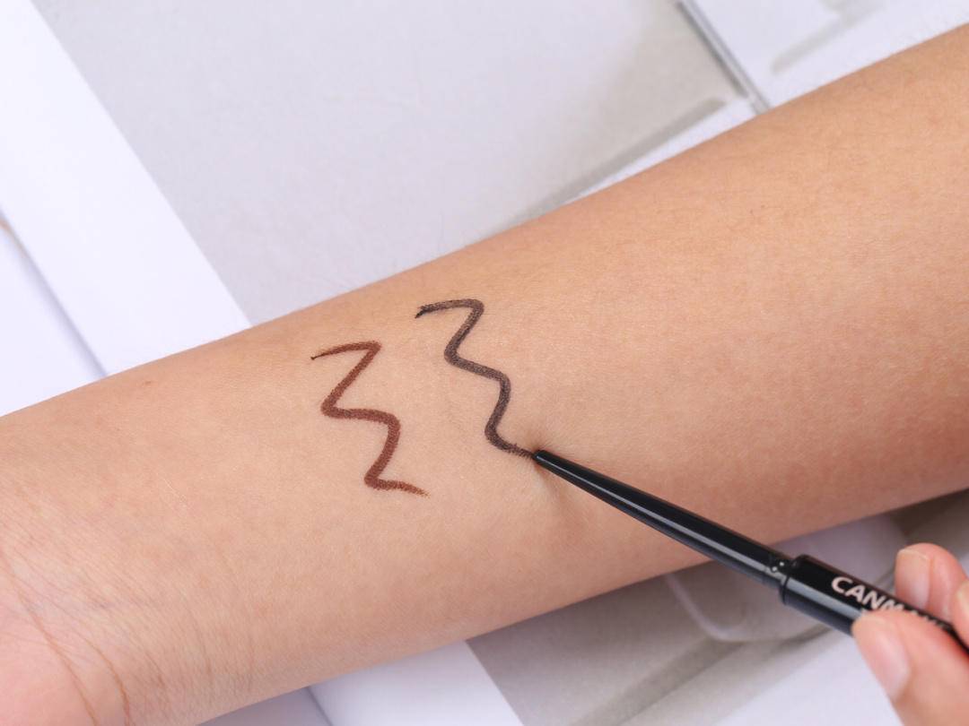 下眼线怎么画不显脏不晕妆,眼线怎么画不戴美瞳都显大