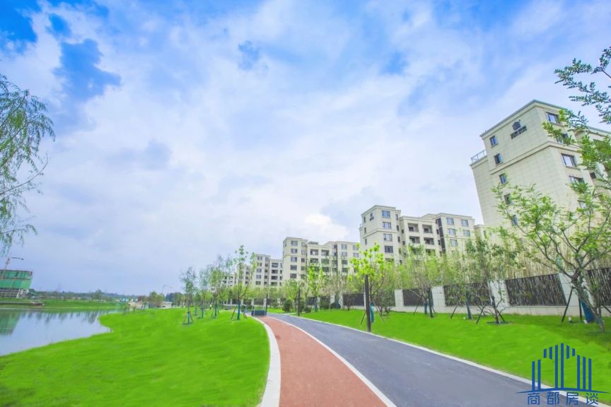 依水而眠只在江南水乡？也许，倾尽心力的内陆湖景更胜一筹