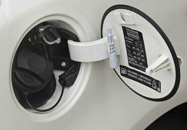 停车时闻到油箱盖处有汽油味,开车时开窗户有汽油味