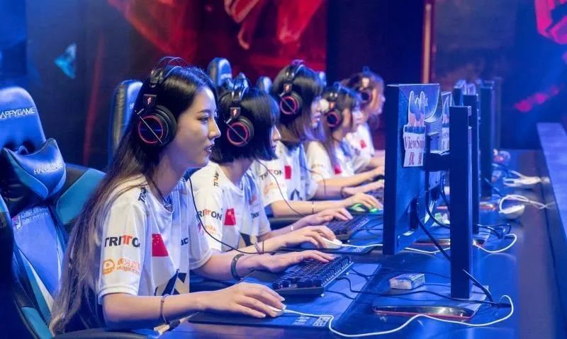 他们20岁年入千万，成为时代偶像，代价却无比残酷