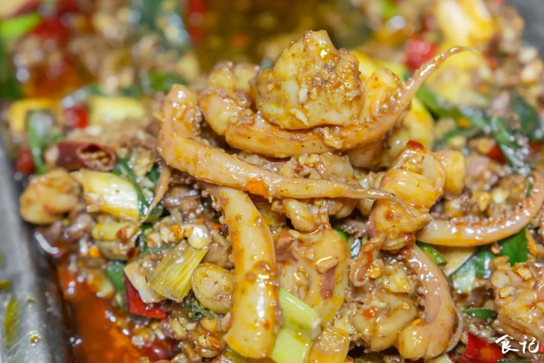 藏在襄阳定中街的铁板海鲜烧烤，不声不响的就火了23年....