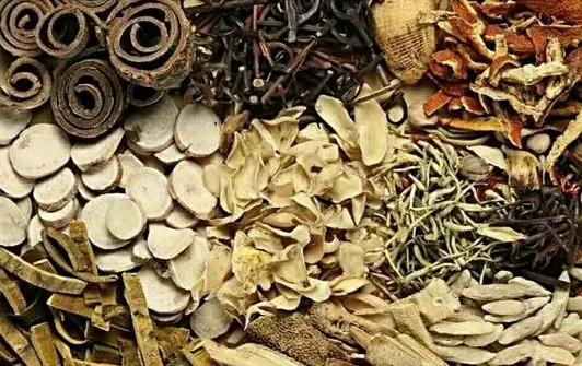 45岁女血小板偏高357要怎么降下来,35岁女性血小板452用不用治疗