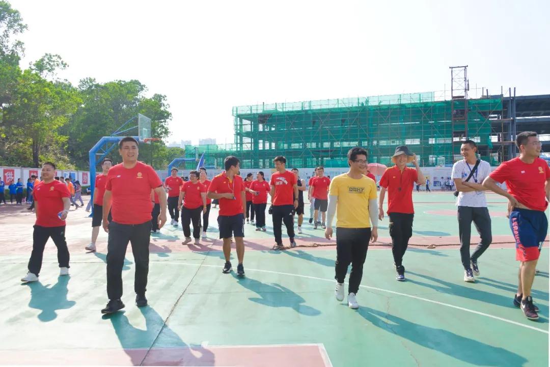 “老师，你拔河的样子真美！”“谁拍的赶紧撤！！！”