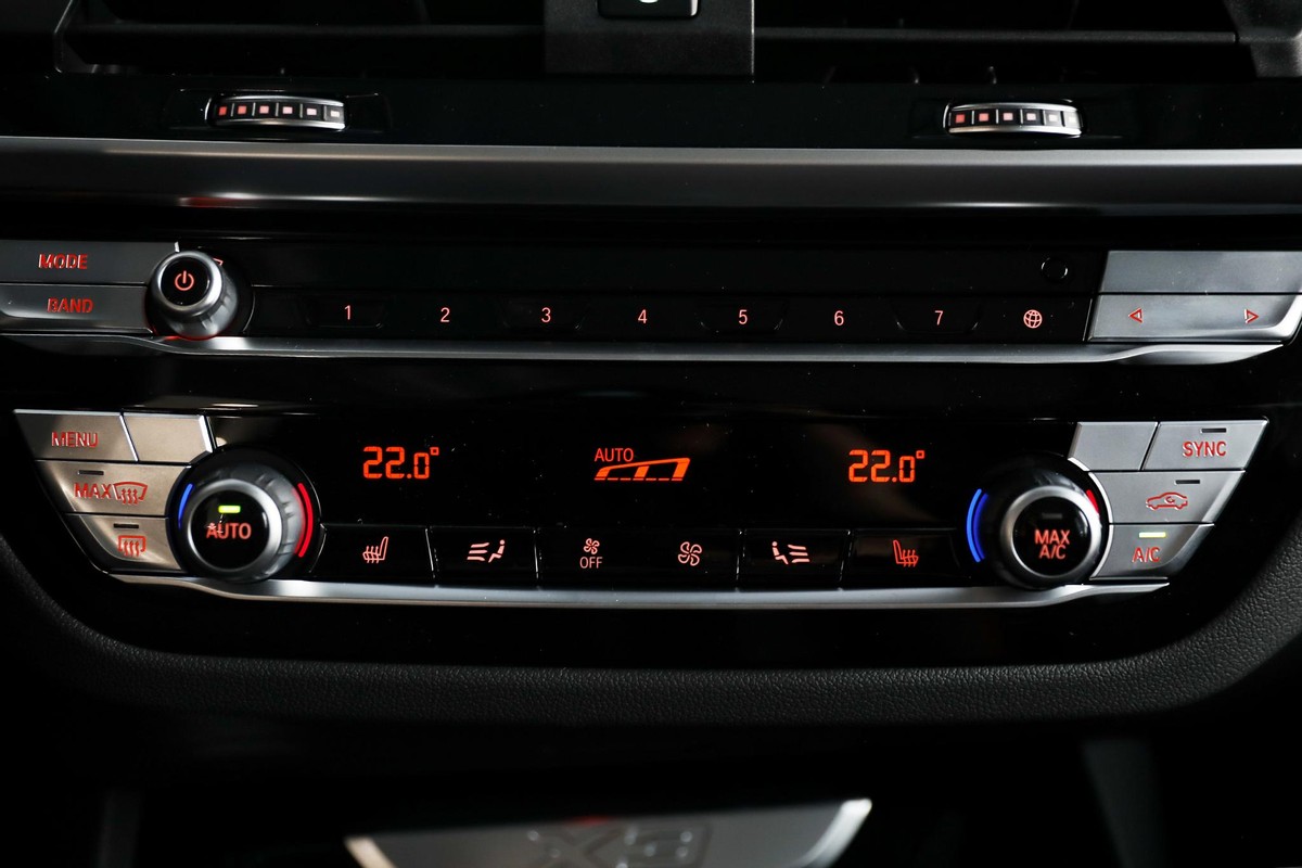 宝马x3灯光熄火后还亮怎么关,宝马x3关闭态势下大灯还是亮着