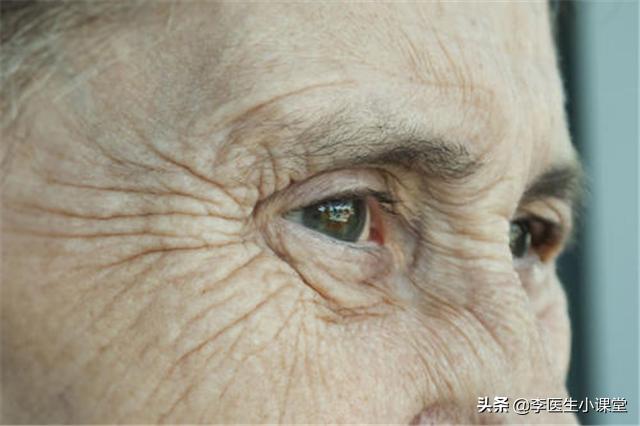 为什么老人身上有尿味,为什么老人身上有老年味怎么解决