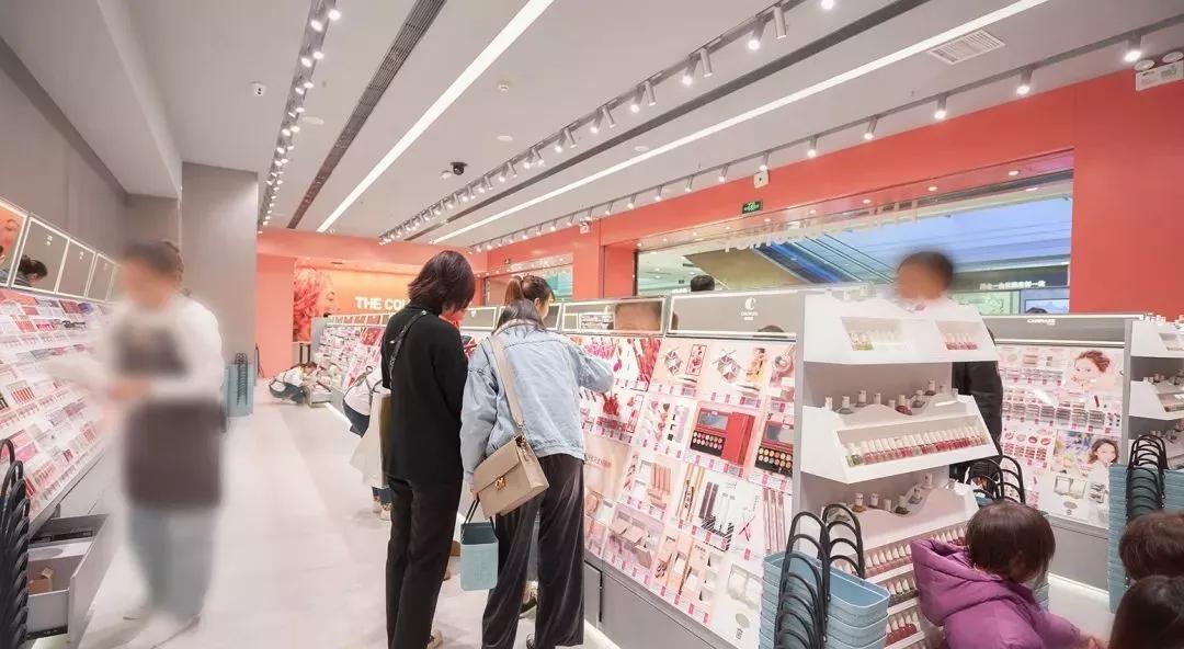 店播+快时尚+网红场景=事迹20万/店/天“调色师”这么玩不火才怪