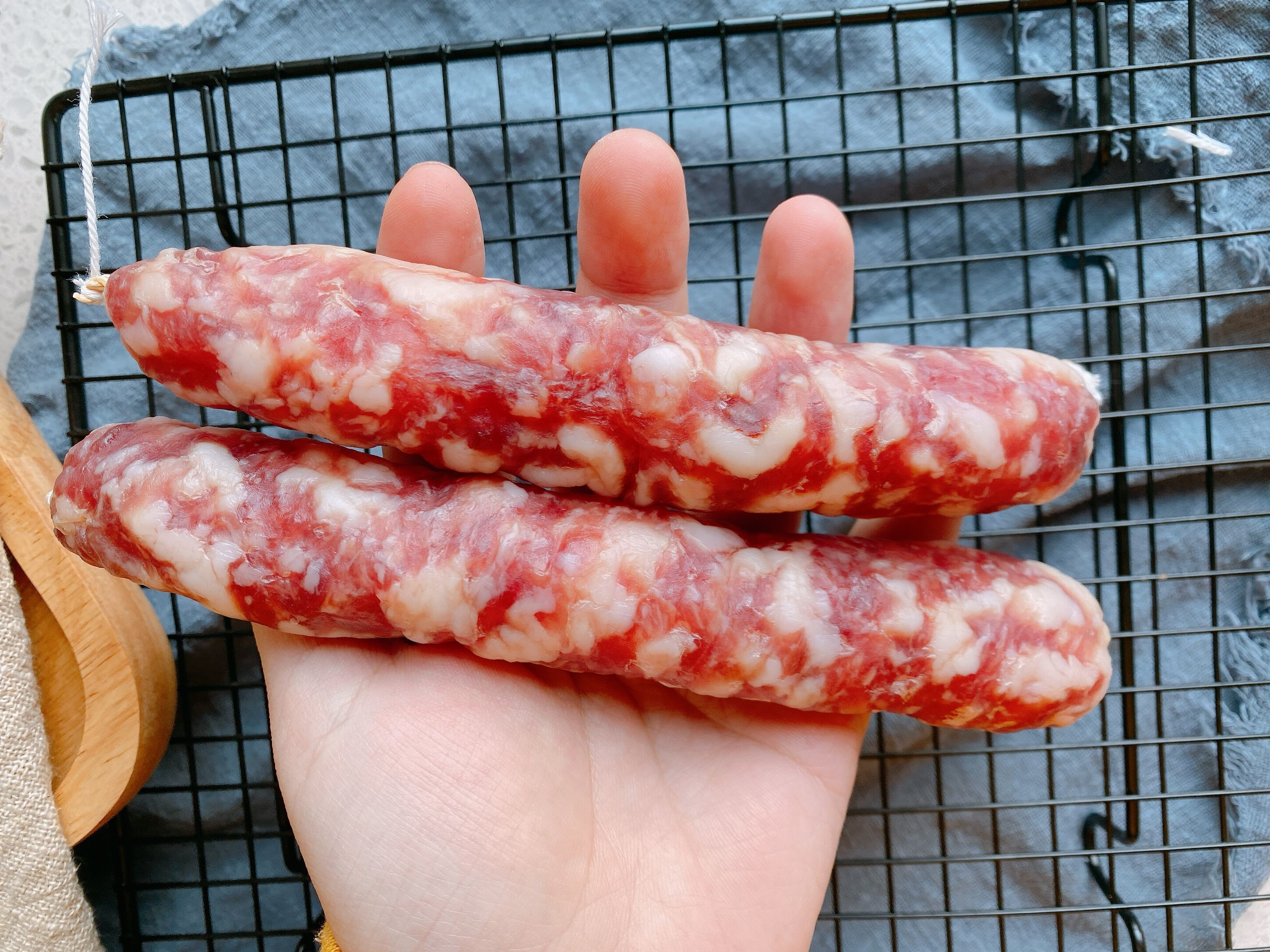 灌香肠制作方法和配方,灌香肠的做法10斤肉用多少盐