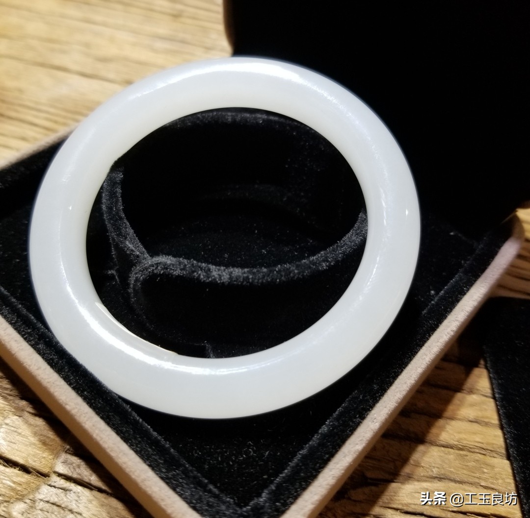 怎样挑选一款适合自己的手镯,手镯怎么选显年轻