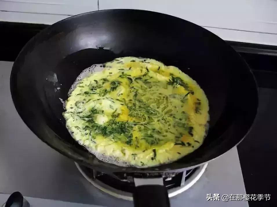 一位客家妈妈用艾草煮水给儿子洗澡，结果万万没想到...