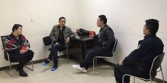 手镯戴了可以随意取吗,手镯戴手上取不下来怎么鉴定真假
