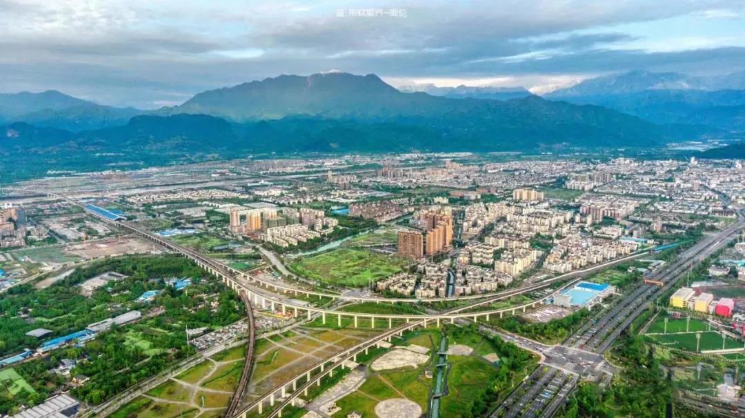 城市视察城市生活,都江堰城市特点