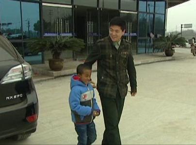 11年前，浙江农村奶奶收养了一个黑人小孩巴比，后来他怎么样了？