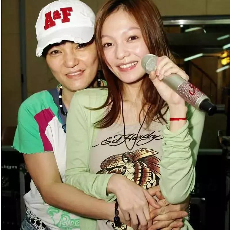 “过气”十年，凭什么她发个问号也能上热搜？