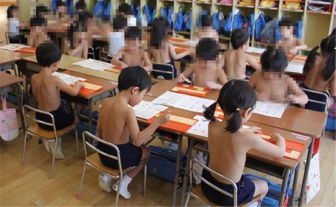 日本的裸体教育走红，脱衣上课刺激发育，网友：早熟？