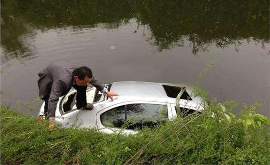 汽车意外落水如何自救,汽车不慎落水如何安全逃生